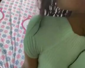 namorada magra com aparelho